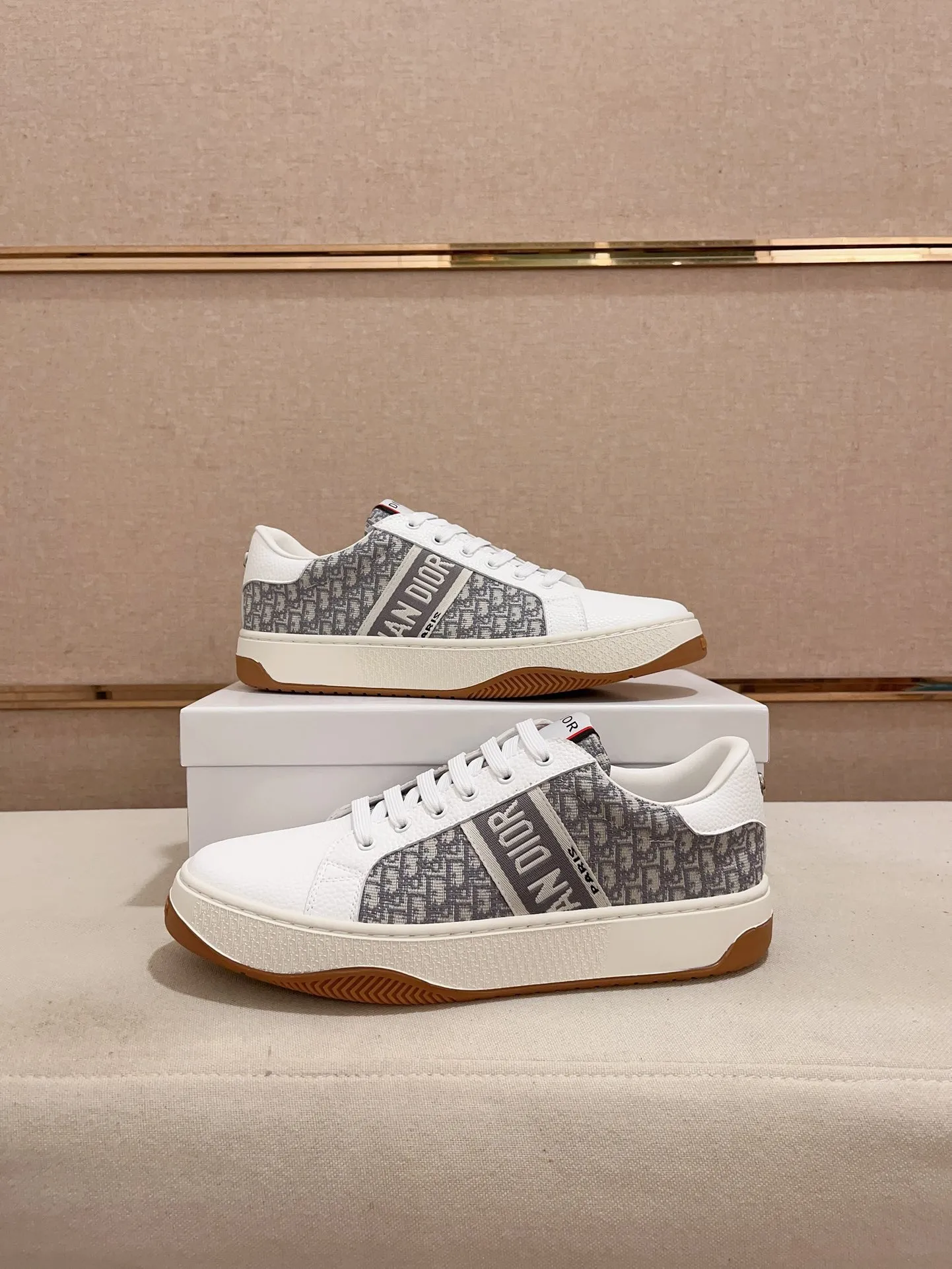Factory price: 420💰[Dior·Dior] New casual sports style men's shoes, new spring and summer design, perfect workmanship, lace-up lazy style to create wardrobe quality, upper: imported first-layer cowhide, sheepskin lining is soft and comfortable, ultra-light TPU wear-resistant outsole, simple, versatile fashion men's shoes, excellent color code number 38--44. (Can be customized for 45 non-refundable)